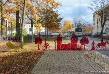 Städtische Bushaltestellen mit Silhouette der Stadt Bernau beklebt